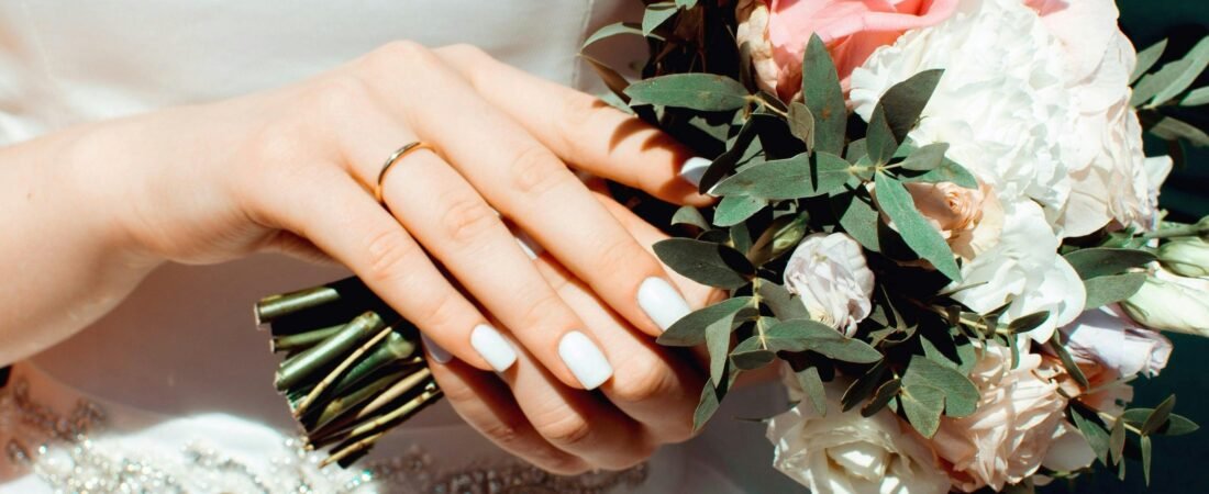 💍 Best Bridesmaid Press-On Nails for Weddings 2025 – Elegant & Affordable Choices